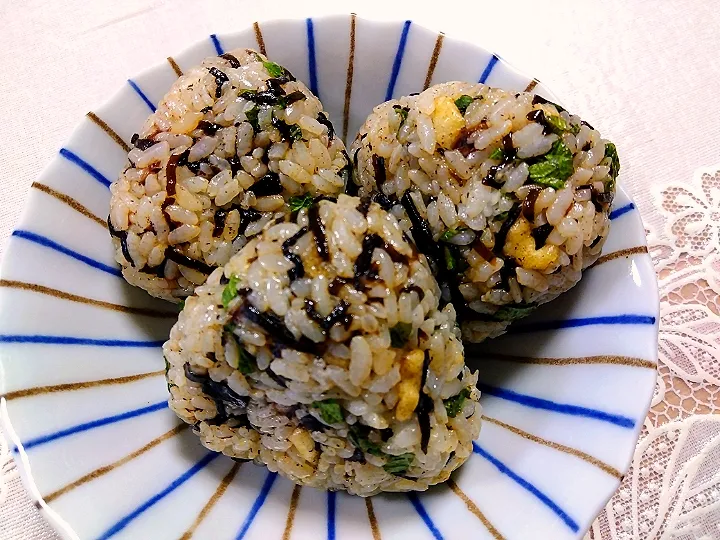 残りご飯あるもので!🍙
(塩昆布、生協そのまま食べられるひじき、
大葉、天かす、胡麻油少し)|m.rafuさん