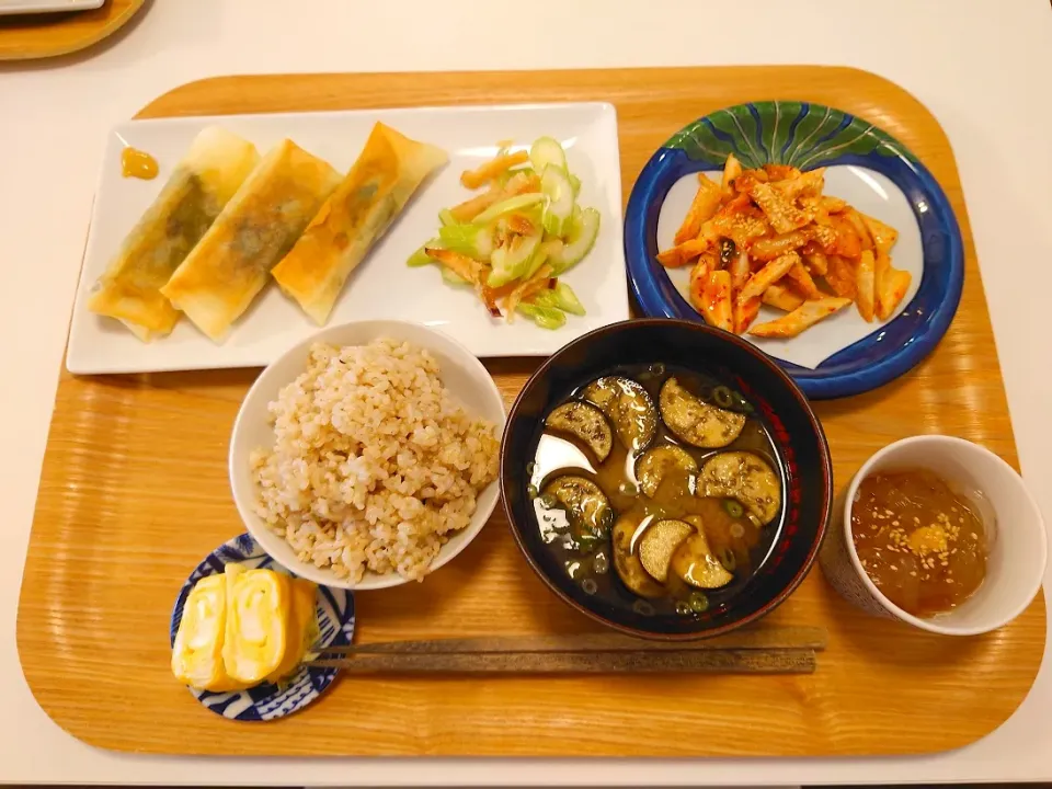 Snapdishの料理写真:今日の夕食　イワシ缶春巻き、竹輪キムチ和え、セロリとさきいかの和物、だし巻き卵、玄米、なすの味噌汁、ところてん|pinknari🐰🌈さん