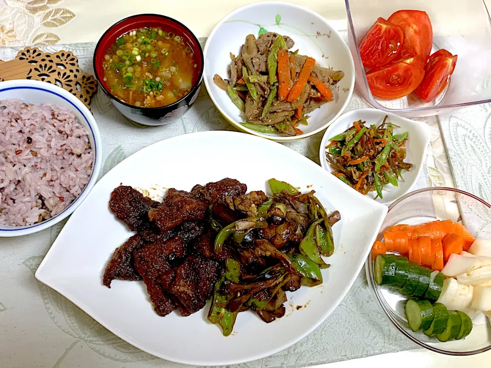 牛肉と野菜の甘味噌炒め、キンピラゴボウなど|yasukoさん