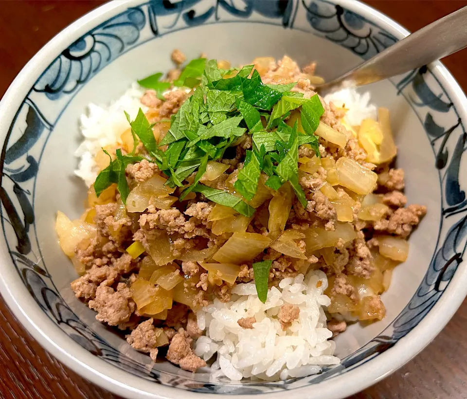 ひき肉と玉ねぎ炒め大葉乗せ丼|あづきさん