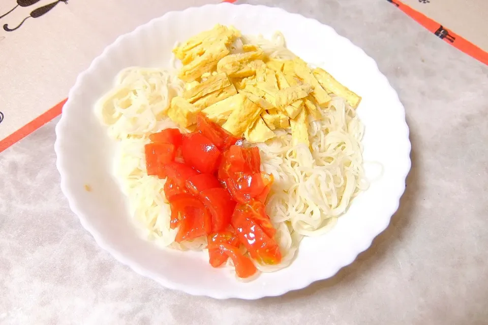 さっぱりそうめん、✨
玉子焼きと
トマトの黒酢漬けをトッピング🍀✨|深夜特急fさん