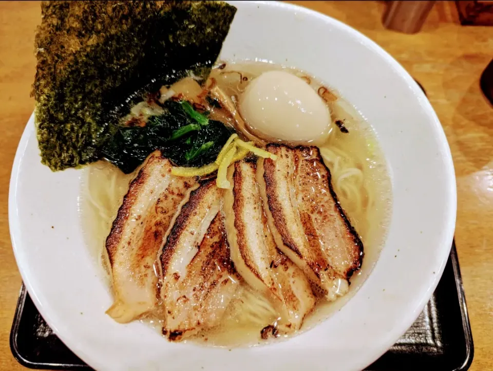 Snapdishの料理写真:あっさり旨塩らぅ麺、チャーシュー煮玉子@ガラ喰楽学校大宮西口店|watarunさん