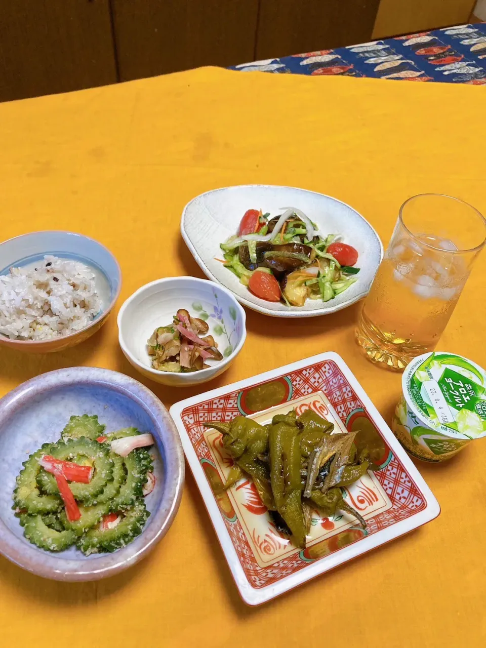 grandmaの晩ごはん☆ 今夜はゴーヤのごま和え､万願寺とうがらしのジャコ煮、茄子の南蛮漬け……梅酒の炭酸割りで頂きます|kaoriさん