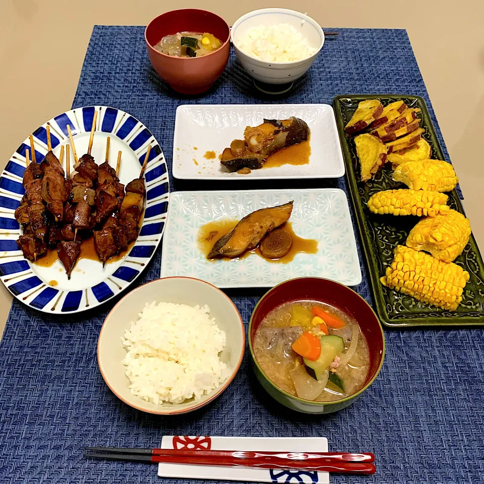 焼き鳥、銀だらけ煮付け、芋天、とうもろこし素揚げ、具沢山味噌汁|kekekeさん