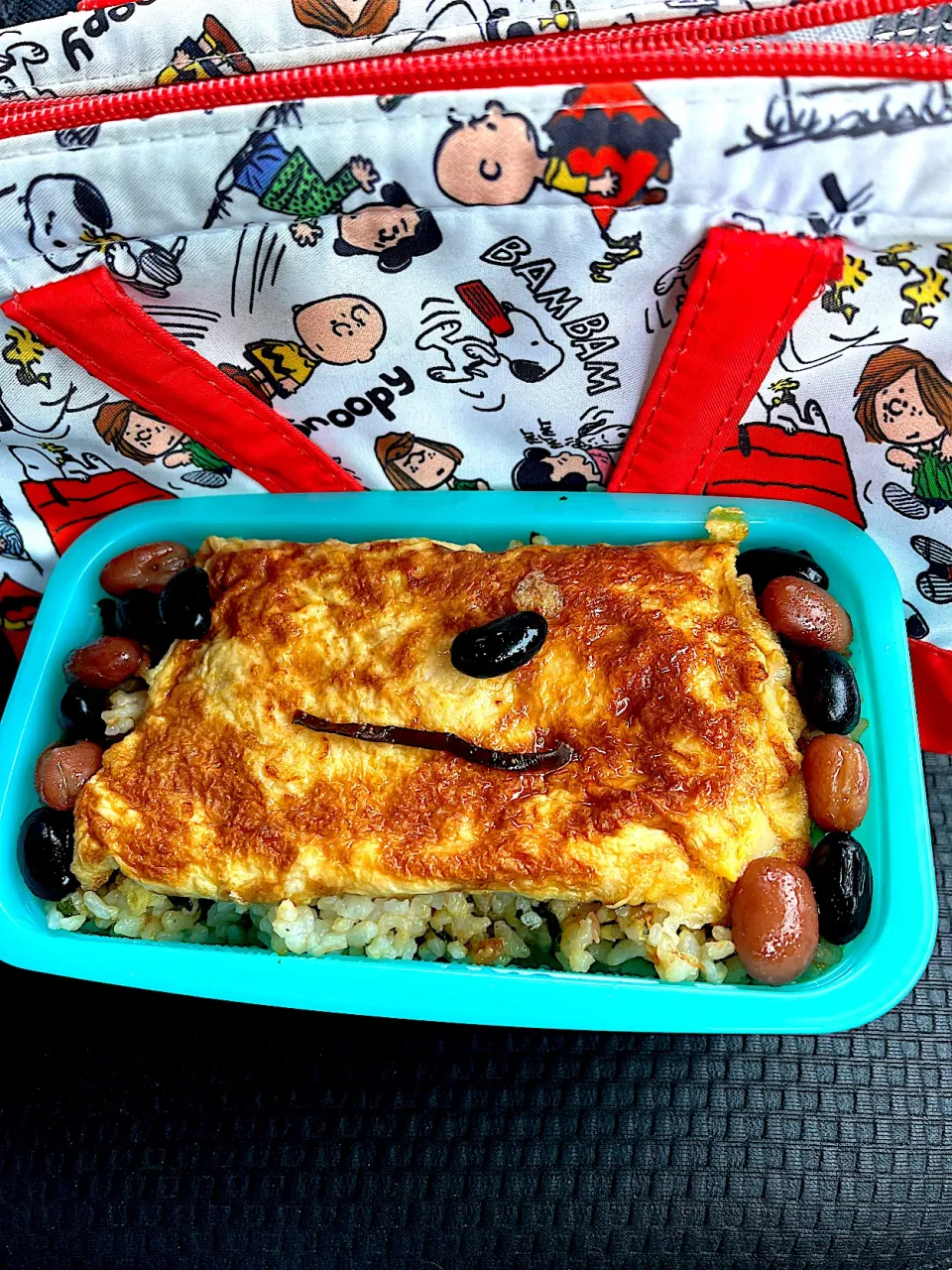 Snapdishの料理写真:#昼飯　黒豆と子持ち昆布のなんか顔っぽいチーズオムレツと両端に黒豆6個茶豆6個交互のせすき焼き風味混ぜご飯子持ち昆布と海苔挟み弁当|ms903さん