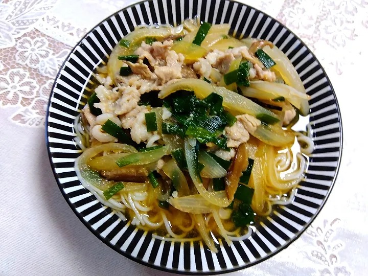 生姜焼き味温ぶっかけ素麺❣
(豚こま、玉葱、ネギ、ニラ、生姜チューブ、
酒、めんつゆ、甘醤油、味醂少し)
花椎茸も入れました😊♥️
やはり胡麻が行方不明でなし😭|m.rafuさん