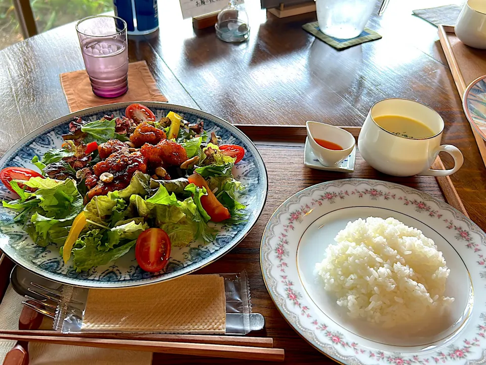 Snapdishの料理写真:黎明荘　旨辛チキンのランチ|hiroeさん