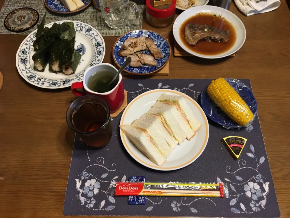 おにぎり、サンドイッチ、鯛のかぶと煮、鮪ソテー、茹でとうもろこし(昼飯)|enarinさん