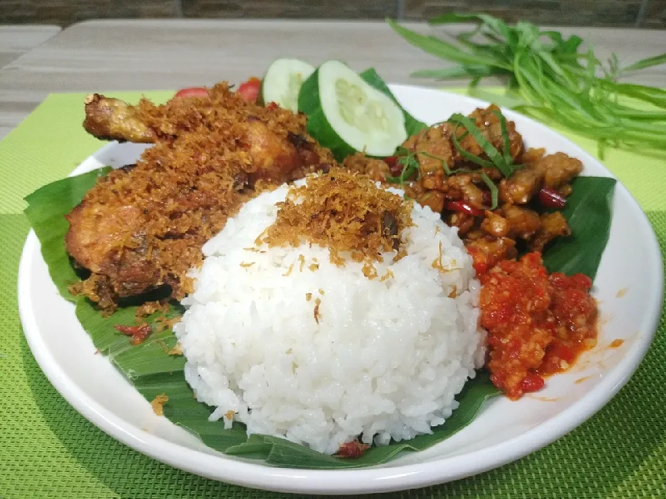 Snapdishの料理写真:ayam serundeng|Dek Jesinさん