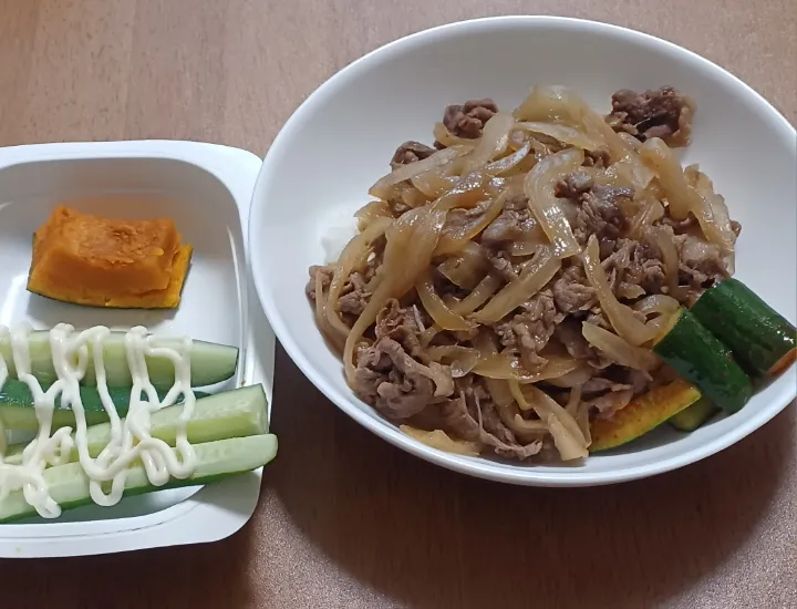 先ほどの玉ねぎと牛肉の甘辛煮をかけたご飯
オイキムチ
きゅうりスティック
かぼちゃ|ナナさん