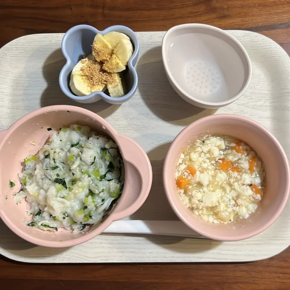 Snapdishの料理写真:しらすと小松菜のまぜごはん、豆腐と根菜のみそ汁、バナナのごま和え、湯冷し|km2571さん