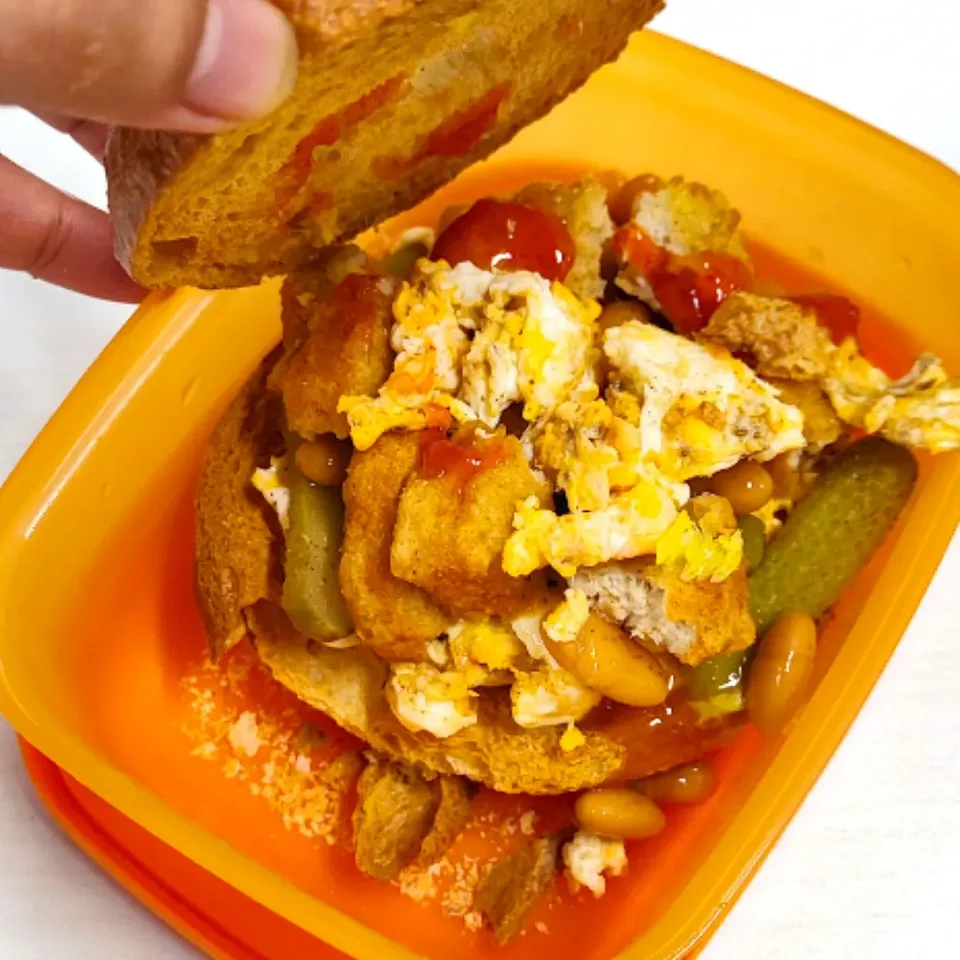 Snapdishの料理写真:Bagel with Egg, Pickles, Baked Bean and Chicken|simatasepetさん