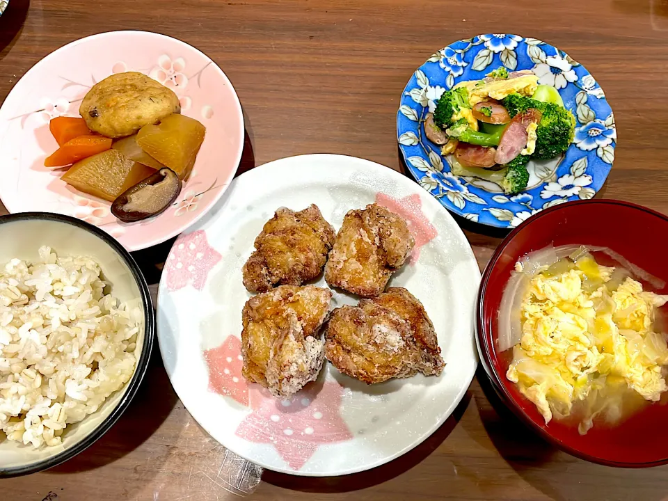 Snapdishの料理写真:鳥の唐揚げ　キャベツと卵の味噌汁　ブロッコリーとウインナーの卵炒め　煮物|おさむん17さん