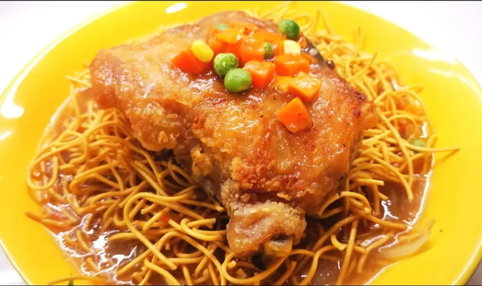 Chicken chop on crispy noodles, vegetables and gravy.|Jorge Bernal Márquezさん