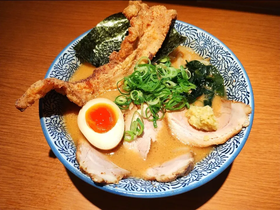 麺や虎徹
札幌熟成味噌ラーメン✨🍀
豚バラザンギという圧倒的パワー✨🐱
けっこう濃厚でめちゃ好みの味でした✨|深夜特急fさん