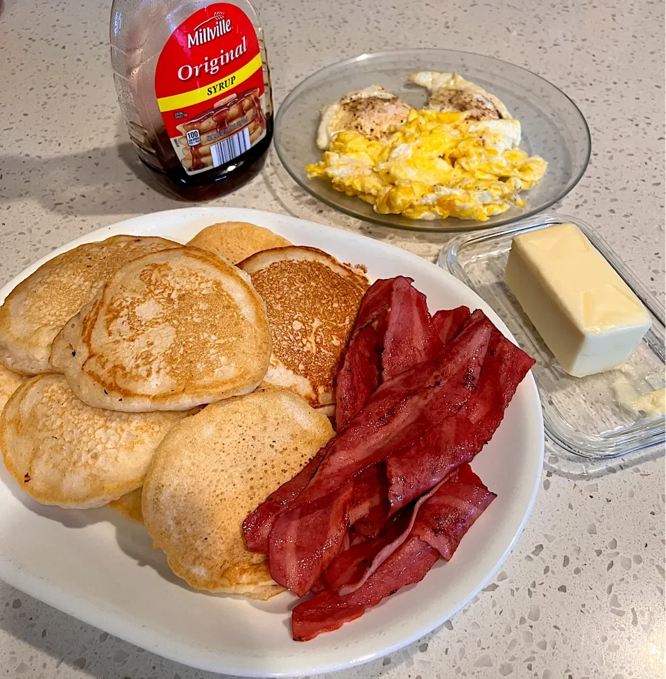 Fluffy pancakes, turkey bacon, scrambled eggs, butter&syrup 😍|🌺IAnneさん