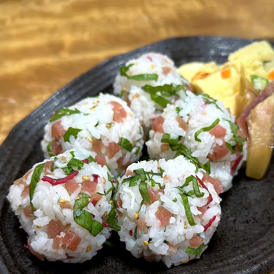 Snapdishの料理写真:カリカリ梅とシラス干しと胡麻と紫蘇のおむすび|くまちゃんさん