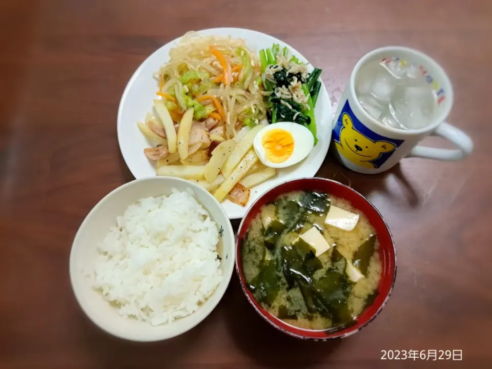 Snapdishの料理写真:2023年6月29日の晩ご飯
ベーコンとポテトの炒めもの
春雨のうま煮
しらすと小松菜の和え物
豆腐とわかめのお味噌汁
焼酎水割り|ソラ♂のご飯さん