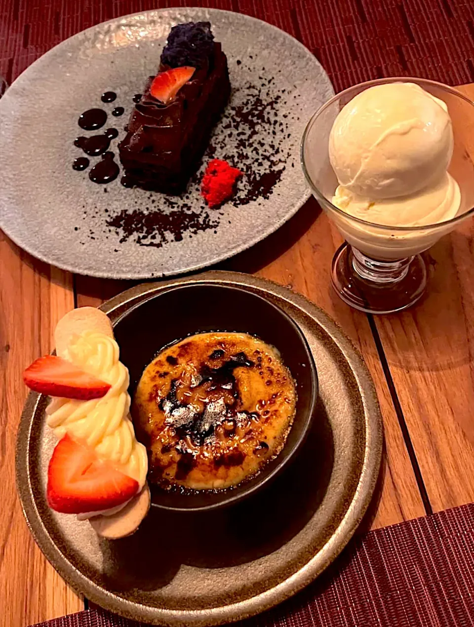 Desserts- vanilla ice cream, chocolate cake, & creme brulée|🌺IAnneさん