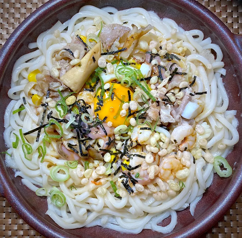 🦑イカの塩辛の海鮮釜玉うどん|すくらんぶるえっぐさん