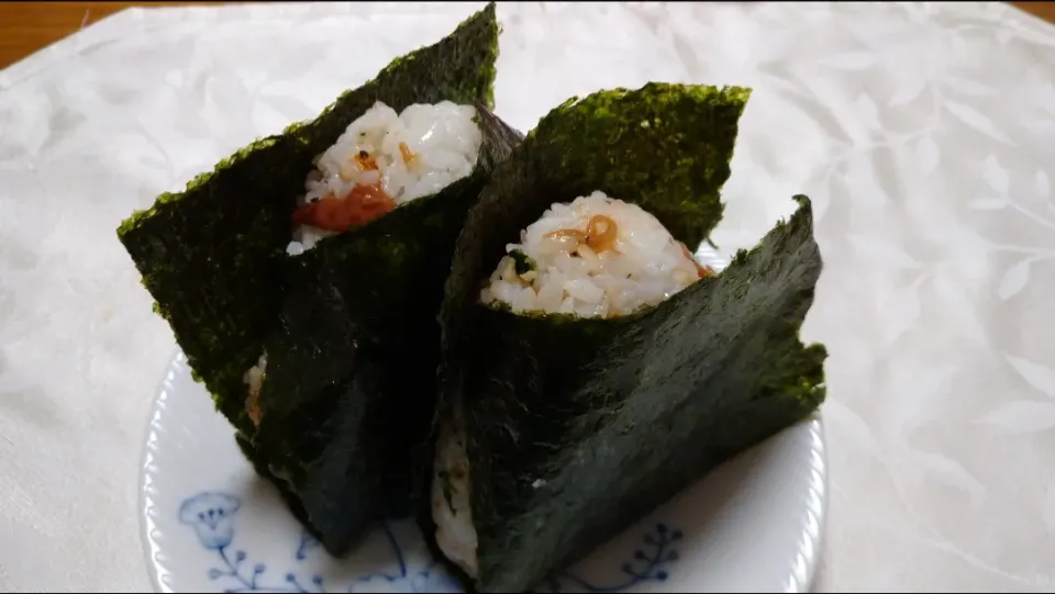 Snapdishの料理写真:7/27の夜勤弁当
ちりめん山椒と梅の混ぜ込みおにぎり🍙|卯月さん