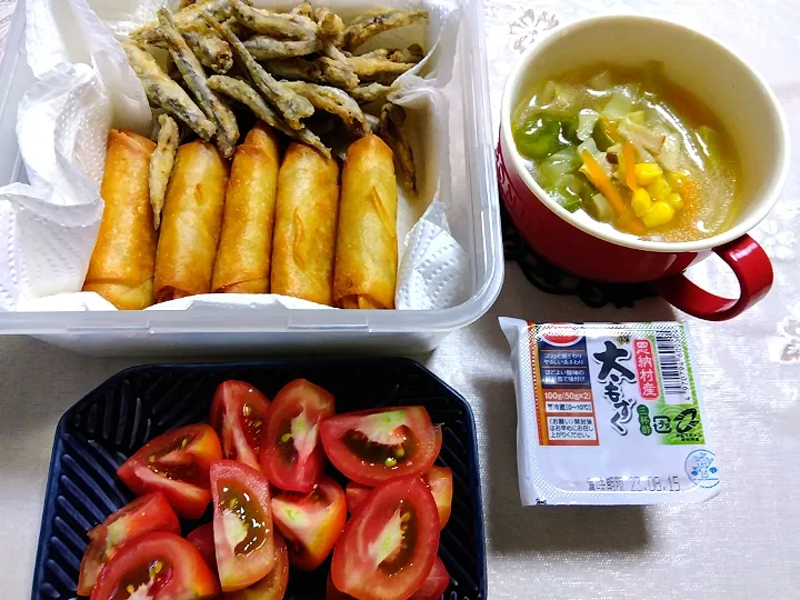 夜ご飯!😌
(生協小鰯唐揚げ揚げるだけ、
生協五目春巻揚げるだけ、
頂いた🍅
ベーコン野菜コンソメカレー味のスープ
生協太もずく酢)|m.rafuさん