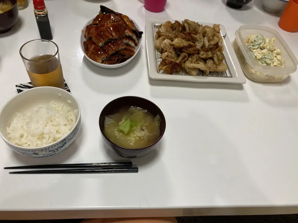 晩御飯。今日はフライングで土用の丑の日ご飯。☆鰻の蒲焼き☆鶏皮☆マカロニサラダ☆みそ汁（キャベツ・しめじ）|Saharaさん