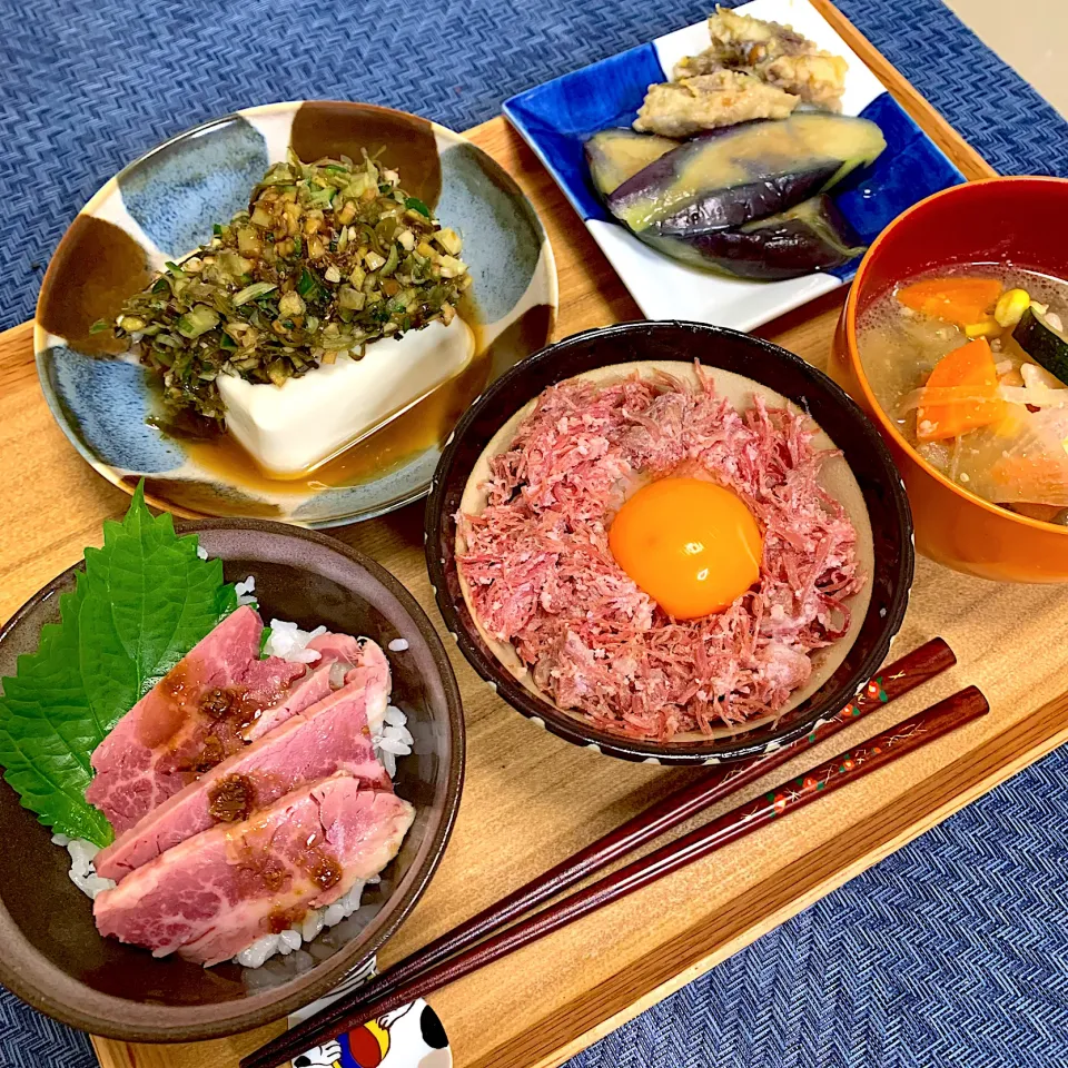 Snapdishの料理写真:腰塚コンビーフ丼、大木のコンビーフ丼、茄子とミョウガの揚げ浸し、だし豆腐、具沢山味噌汁|kekekeさん