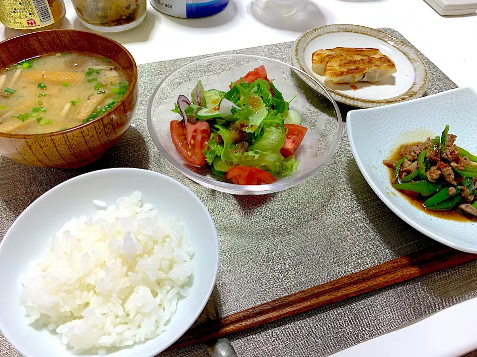 ばんごはん。青椒肉絲、餃子、野菜サラダ、お味噌汁。|yukiさん