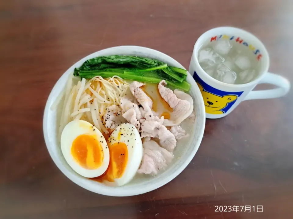 2023年7月1日の昼ご飯
とんこつラーメン
焼酎水割り|ソラ♂のご飯さん