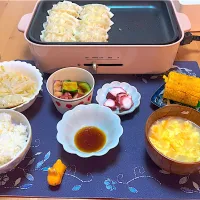 Snapdishの料理写真:餃子、卵スープ、タコきゅうりキムチ、タコの刺身、もやし、とうもろこし、パイナップル|world_herさん