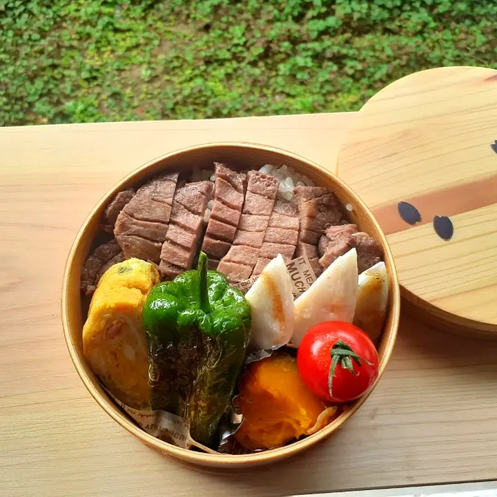 仙台の恵み牛タンと笹かまのお弁当🍱|ゆっこさん