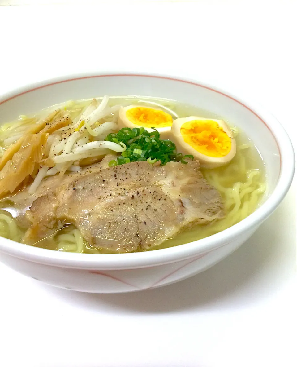 自家製チャーシューと　煮卵をのせて　塩ラーメン|machiさん