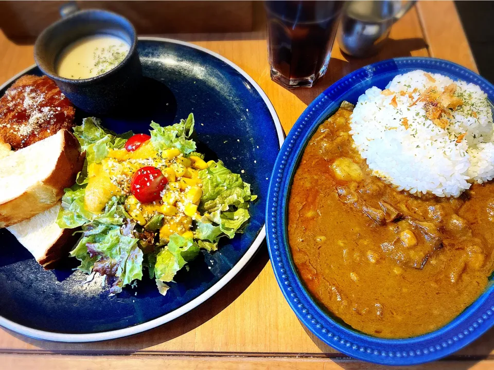 Snapdishの料理写真:牛すじカレーランチ ¥1,400|Blue Moon Caféさん