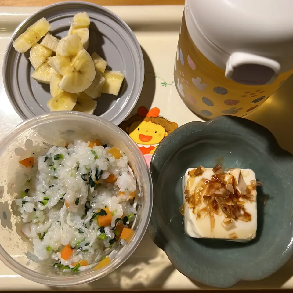 Snapdishの料理写真:しらすと野菜のまぜごはん、おかかとうふ、バナナ、麦茶|km2571さん