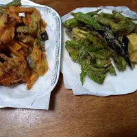 Snapdishの料理写真:カボチャとニンジン玉ねぎいんげん豆のかき揚げとやさいのてんぷらをしました。|吉田真理さん