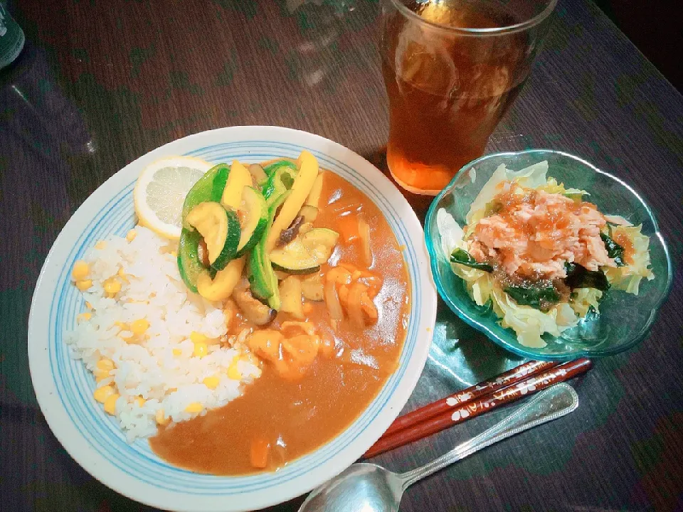 Snapdishの料理写真:夏野菜バターレモンカレー、ツナとワカメのサラダ|サトリさん