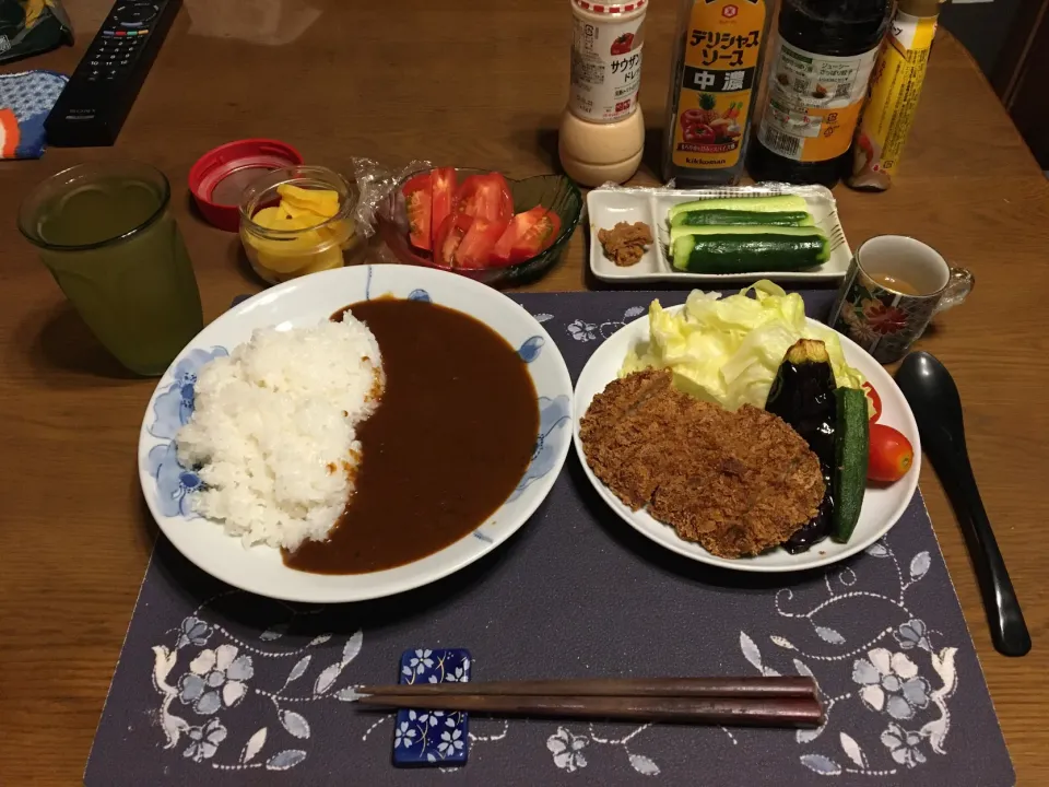 カレーライス、メンチカツ、なすとオクラの素揚げ、サラダ、味噌キュー(夕飯)|enarinさん