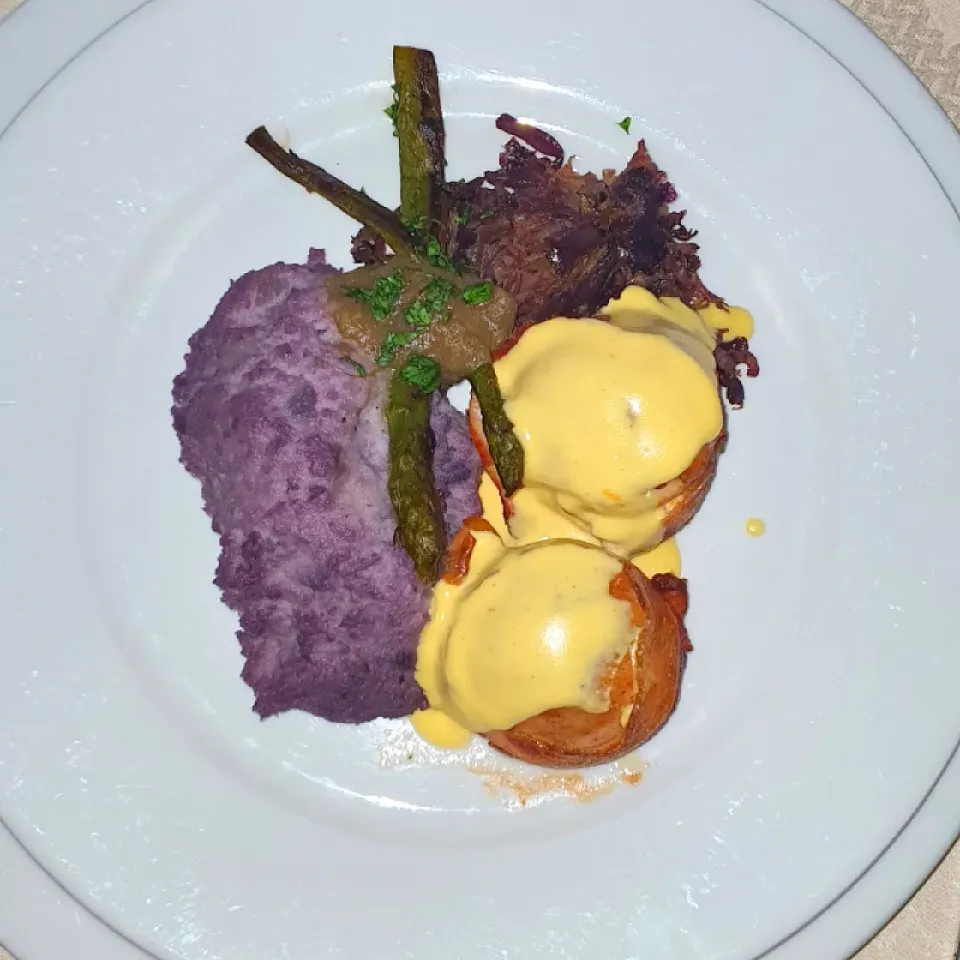 Filet mignon de pollo con cinta de tocineta, pate de papa y col morada, chipotle holandesa, caviar de berenjenas y emulsión de espárragos.|Jhonny Yamashiroさん