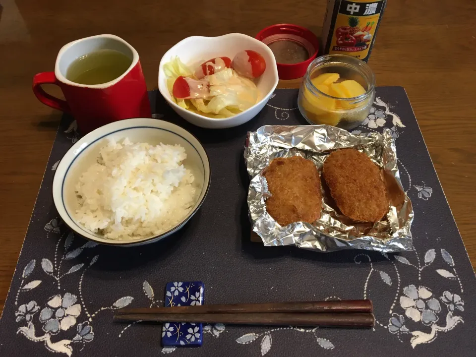 コロッケ、サラダ、沢庵(朝ご飯)|enarinさん