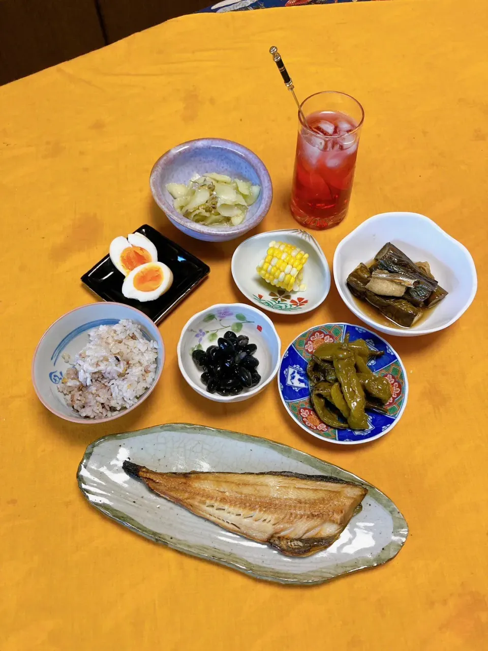 grandmaの晩ごはん☆ 今夜はホッケを焼いて…茄子の田舎煮…黒豆を煮たわ　茶色の食卓やから赤じそジュースを🥤後は残り物で…|kaoriさん