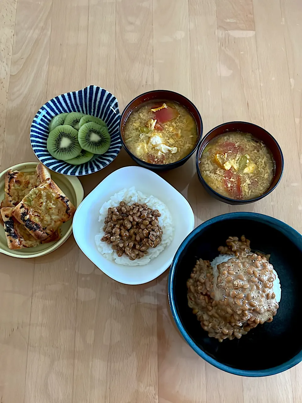 納豆ごはん　油揚げの味噌チーズ焼き　トマト卵中華スープ　キウイ|そのみさん