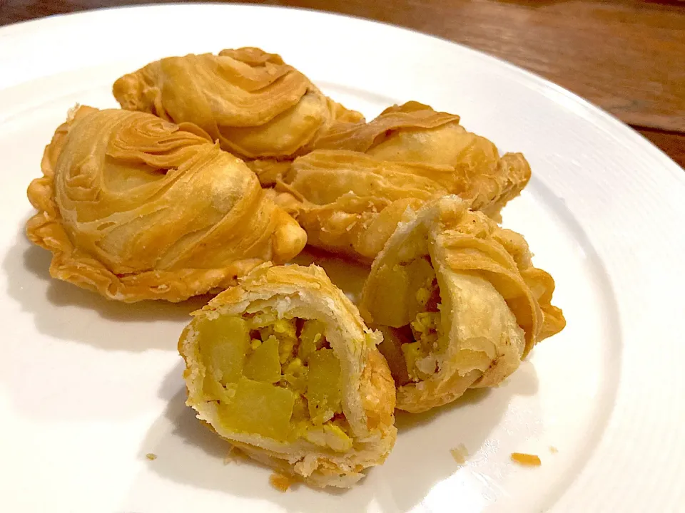 Chicken curry puff|Jutharat Nathalangさん