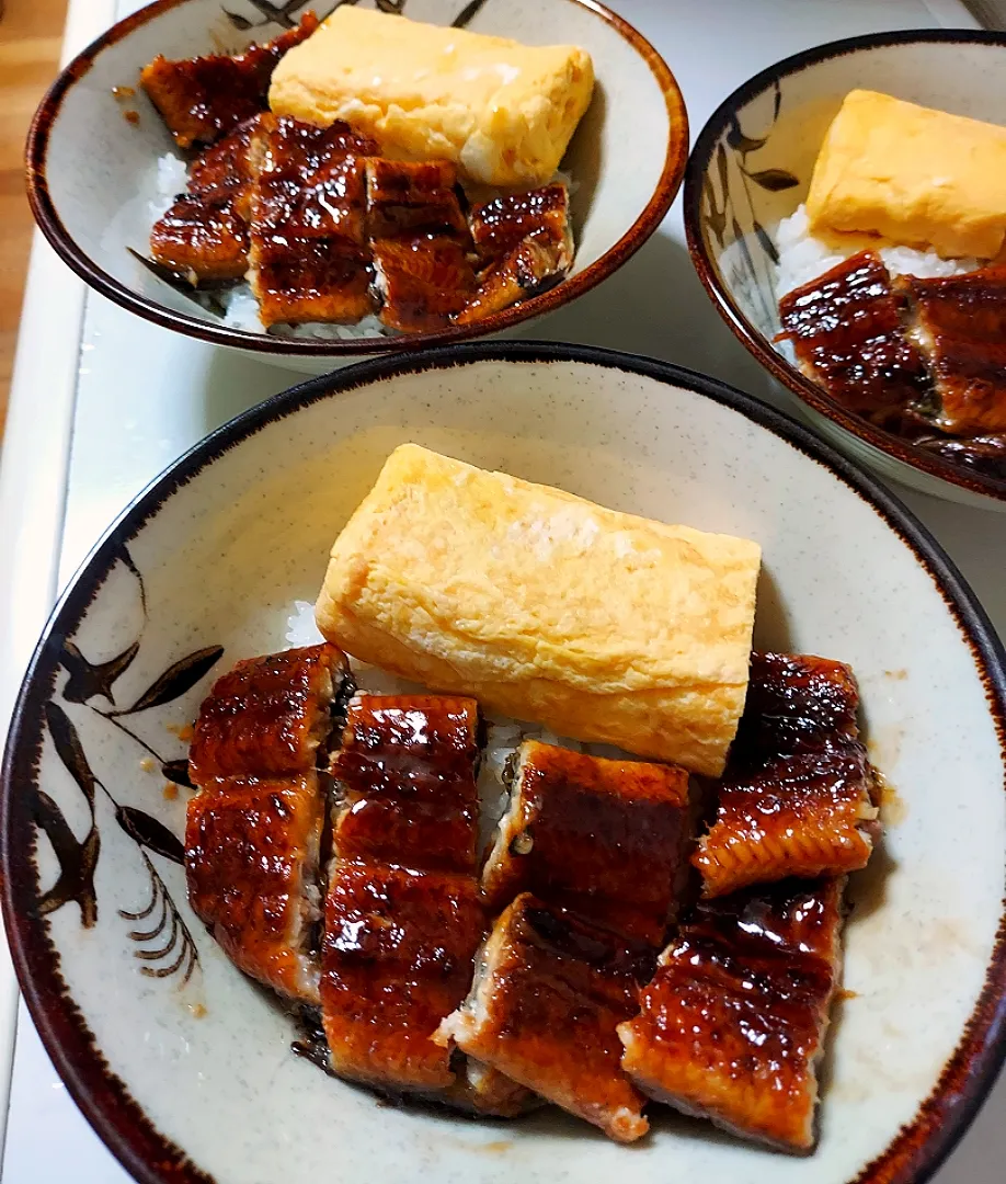 Snapdishの料理写真:土用の丑の日　鰻丼　だし巻き卵と|あかね空さん