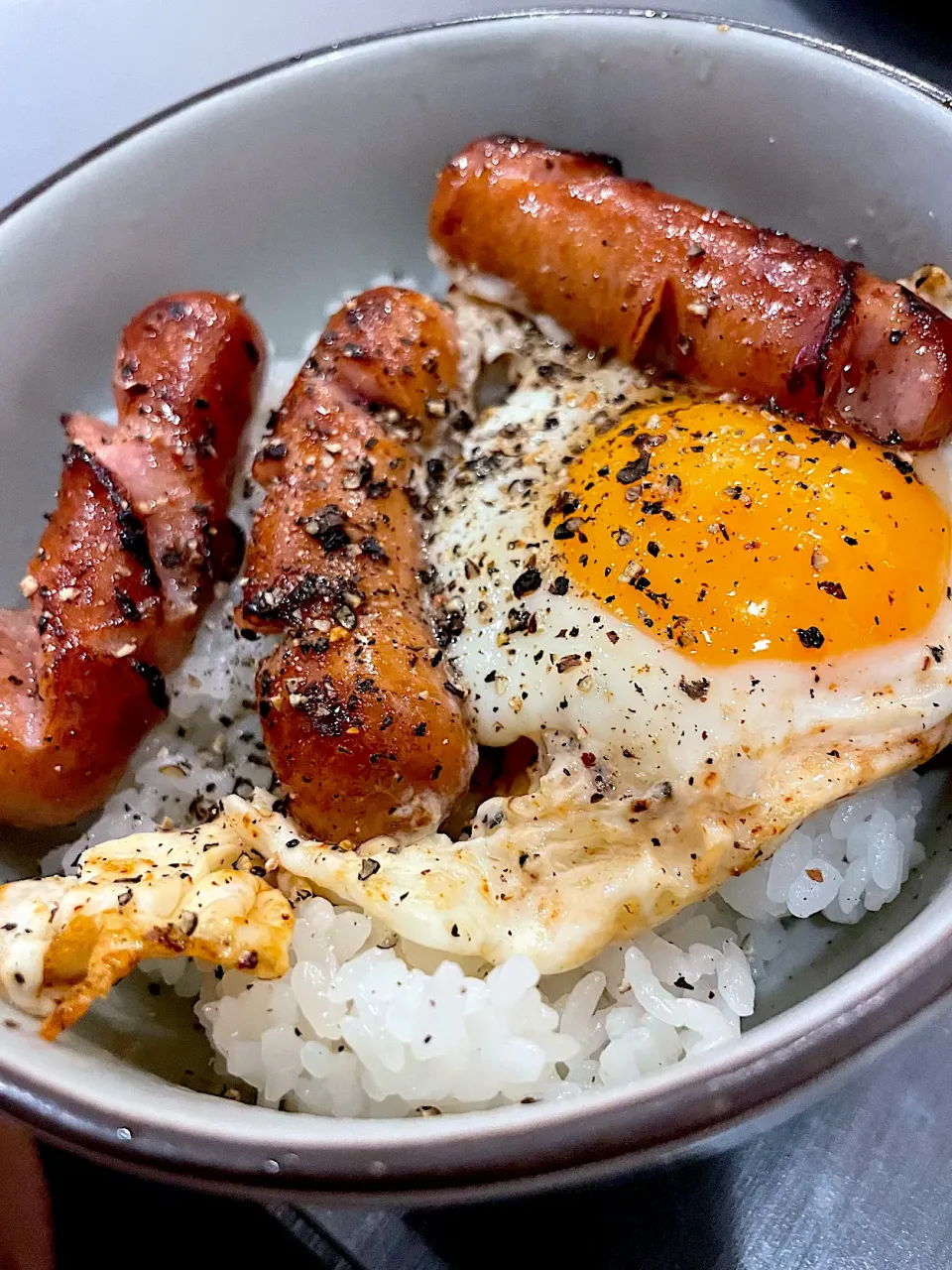 Snapdishの料理写真:ソーセージ目玉焼き丼！|Tomyさん