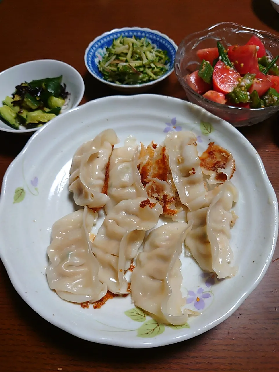 餃子
オクラとトマトサラダ
ミョウガと大葉の和え物
きゅうり塩昆布|ぱやさん