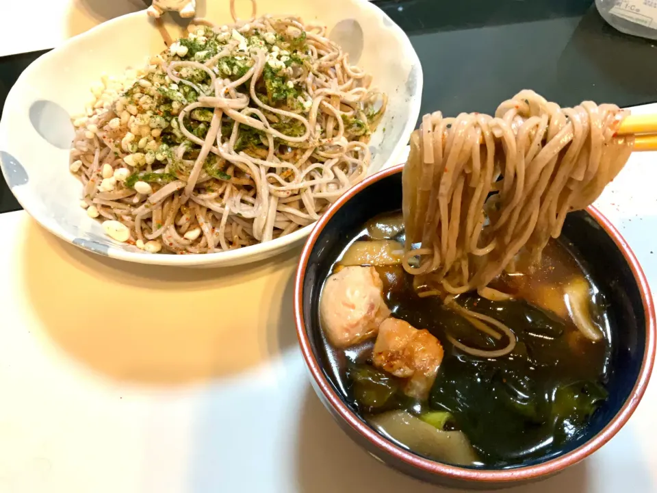 鳥とネギを焼いて、ワカメと板麩と一緒に温かいお汁では蕎麦は冷たくしてつけ蕎麦で。蕎麦は木曽御嶽山の乱切り|Takeshi  Nagakiさん