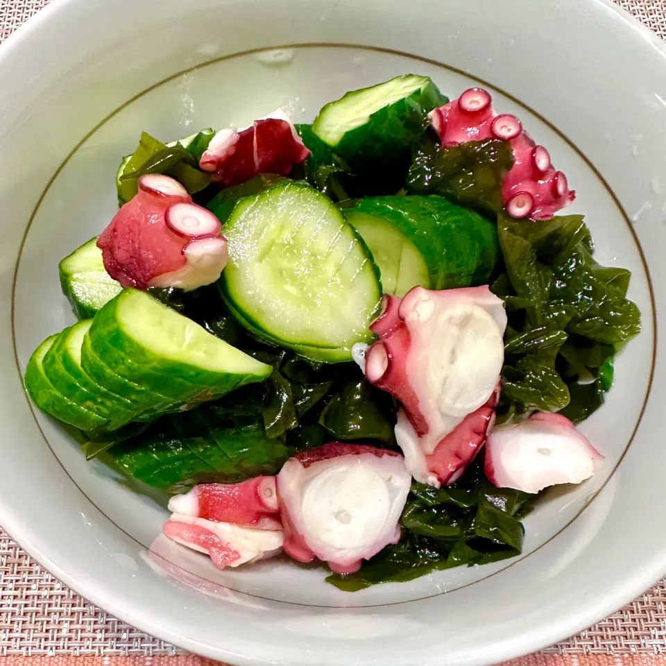 Snapdishの料理写真:鰻のお供🎶タコ🐙きゅうり🥒ワカメの酢の物|Jean Nobyさん