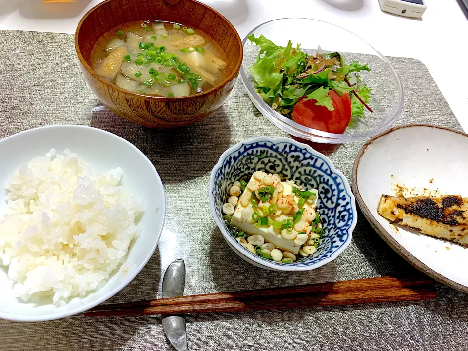 ばんごはん。ブリ西京焼き、冷奴、サラダ、味噌汁。|yukiさん