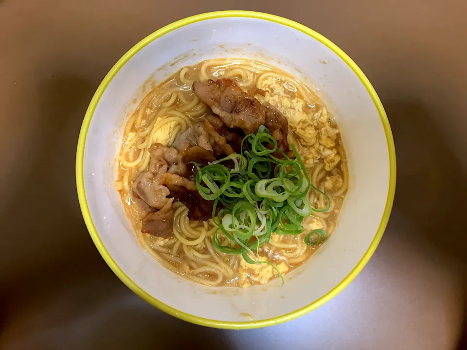 日清 これ絶対うまいやつ! 豚骨醤油ラーメン(ハーフ)肉玉子入|ばーさんさん